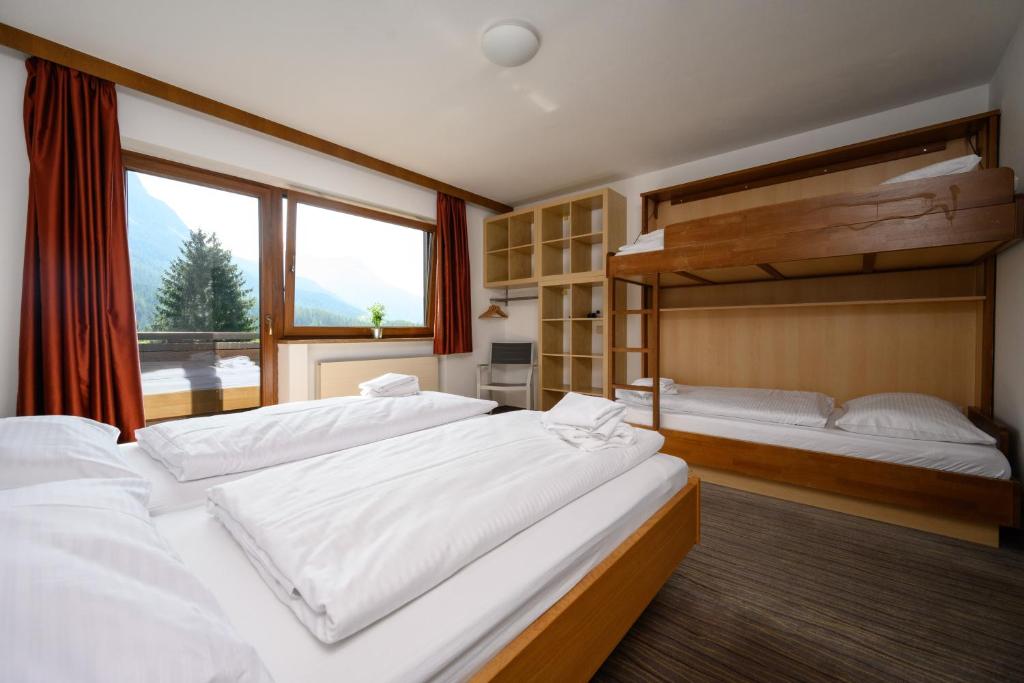 Postel nebo postele na pokoji v ubytování Sonnenburg Hotel