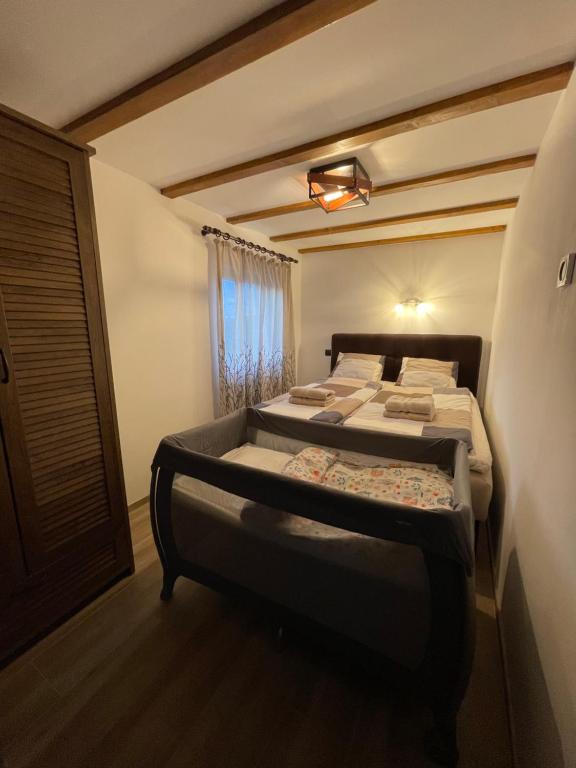 Rúm í herbergi á Forest House Divcibare
