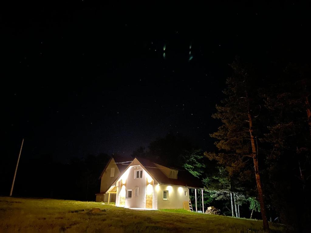 Byggingin sem villan er í