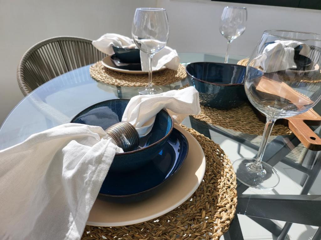 Nápoje v ubytovaní Open plan modern apartment with sea views in Miraflores, Mijas Costa