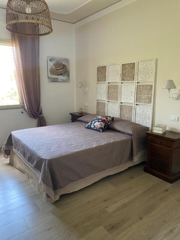 A bed or beds in a room at Tra mare e lago