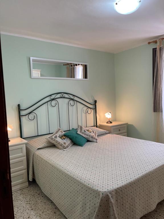 una camera con un letto con due cuscini sopra di Attico a San Vito Lo Capo a San Vito lo Capo