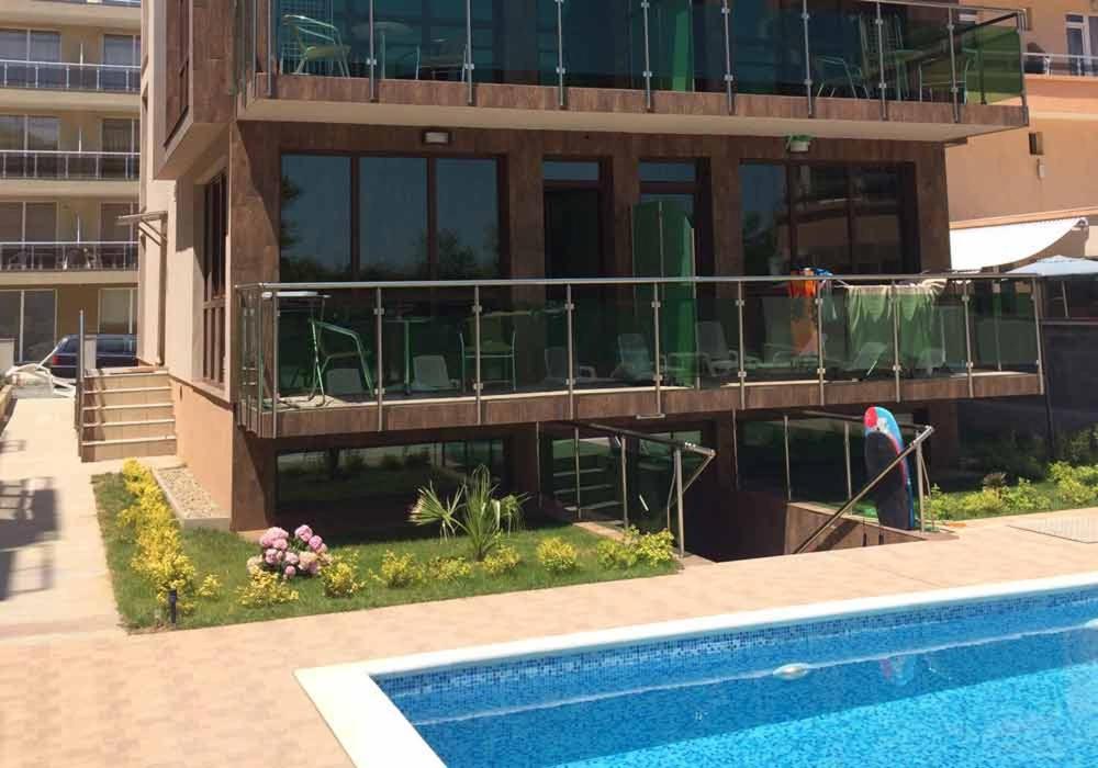 Bazén v ubytování euroHOTEL Primorsko nebo v jeho okolí