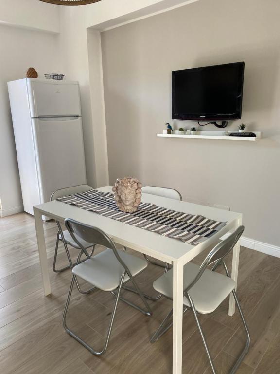 A television and/or entertainment centre at Tra mare e lago