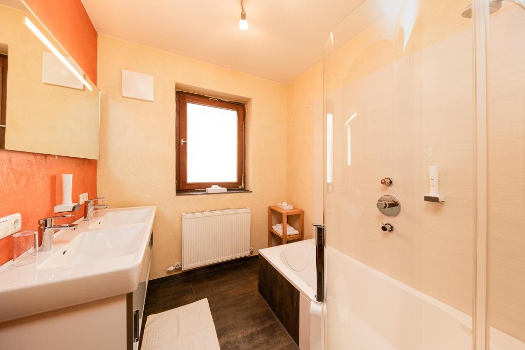 A bathroom at Hotel Heitzmann