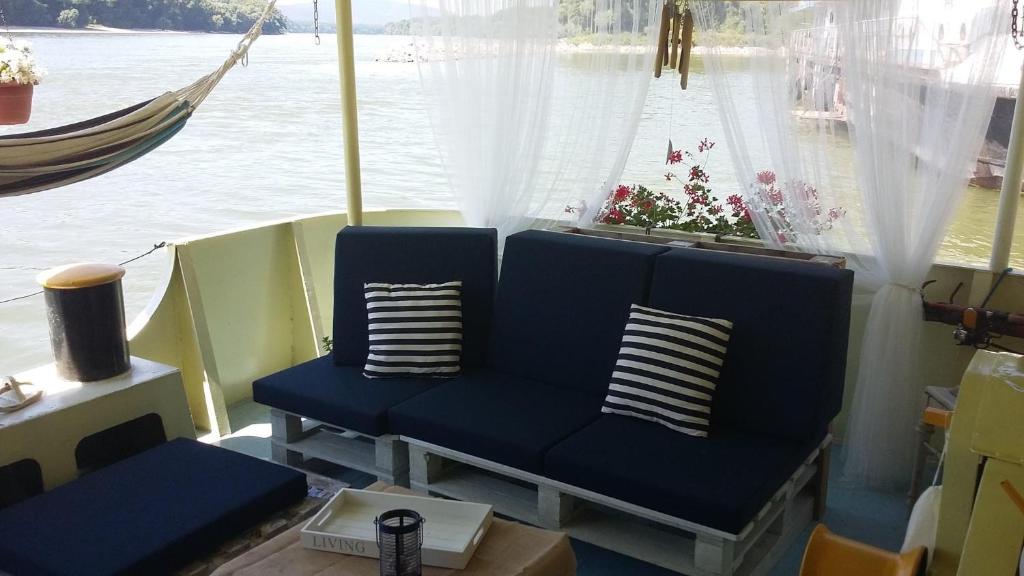 um par de cadeiras azuis sentadas na parte de trás de um barco em CERTO Nautica em Bratislava