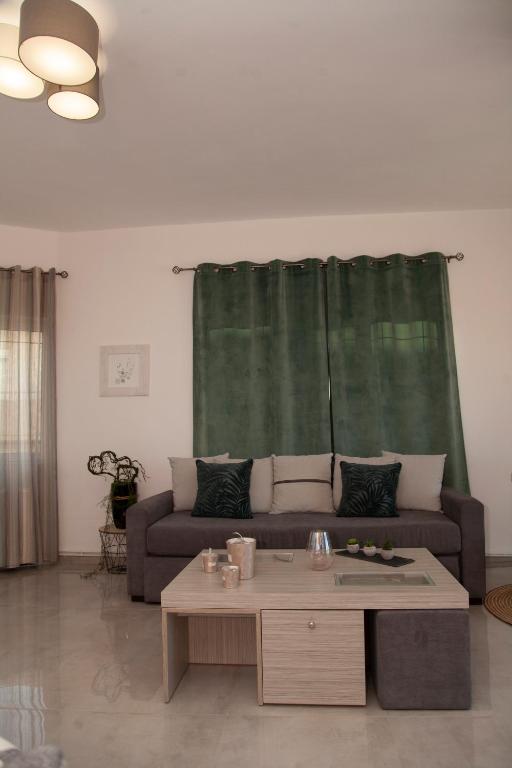 A seating area at Meraki Beautiful apartment near the sea
