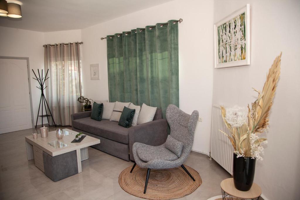 A seating area at Meraki Beautiful apartment near the sea