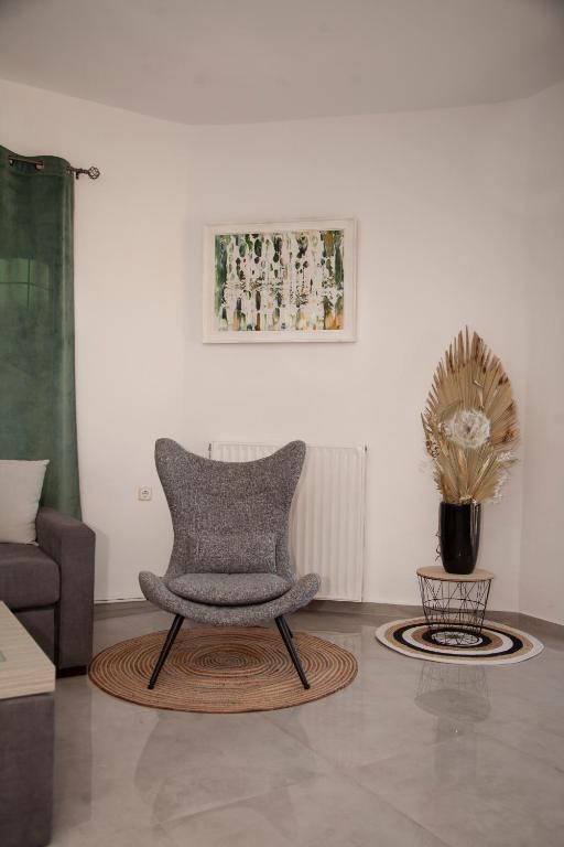 A seating area at Meraki Beautiful apartment near the sea