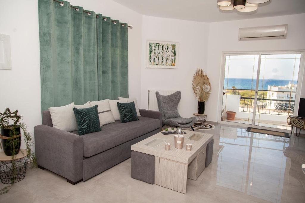 A seating area at Meraki Beautiful apartment near the sea