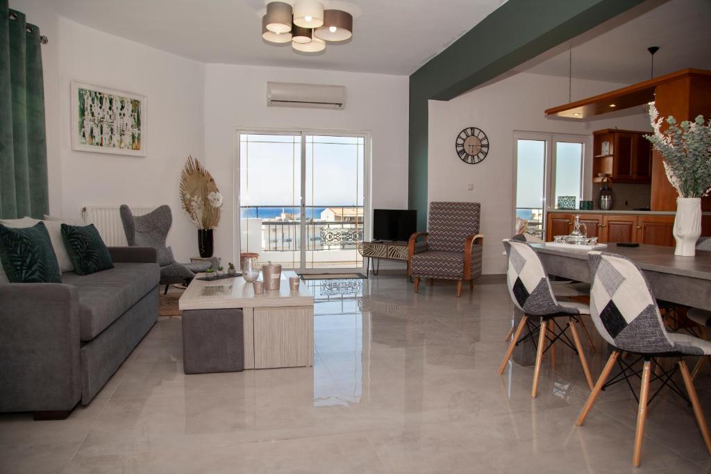 A seating area at Meraki Beautiful apartment near the sea