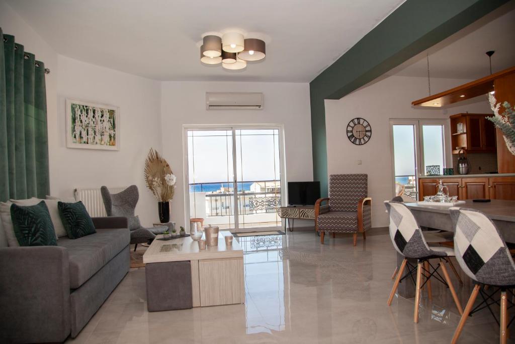 A seating area at Meraki Beautiful apartment near the sea