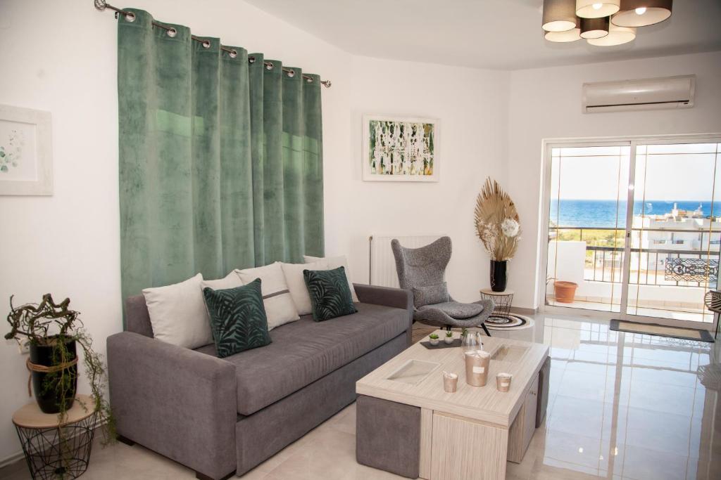 A seating area at Meraki Beautiful apartment near the sea
