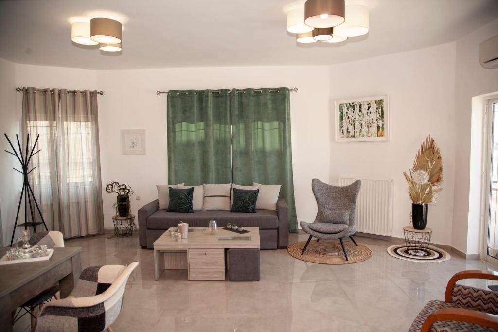 A seating area at Meraki Beautiful apartment near the sea