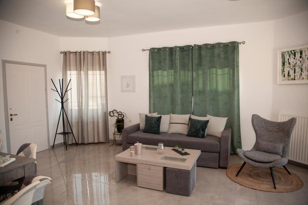 A seating area at Meraki Beautiful apartment near the sea