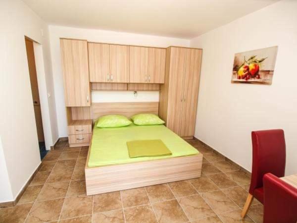 een slaapkamer met een bed en kasten in een kamer bij Apartman Nikolić 2 in Makarska