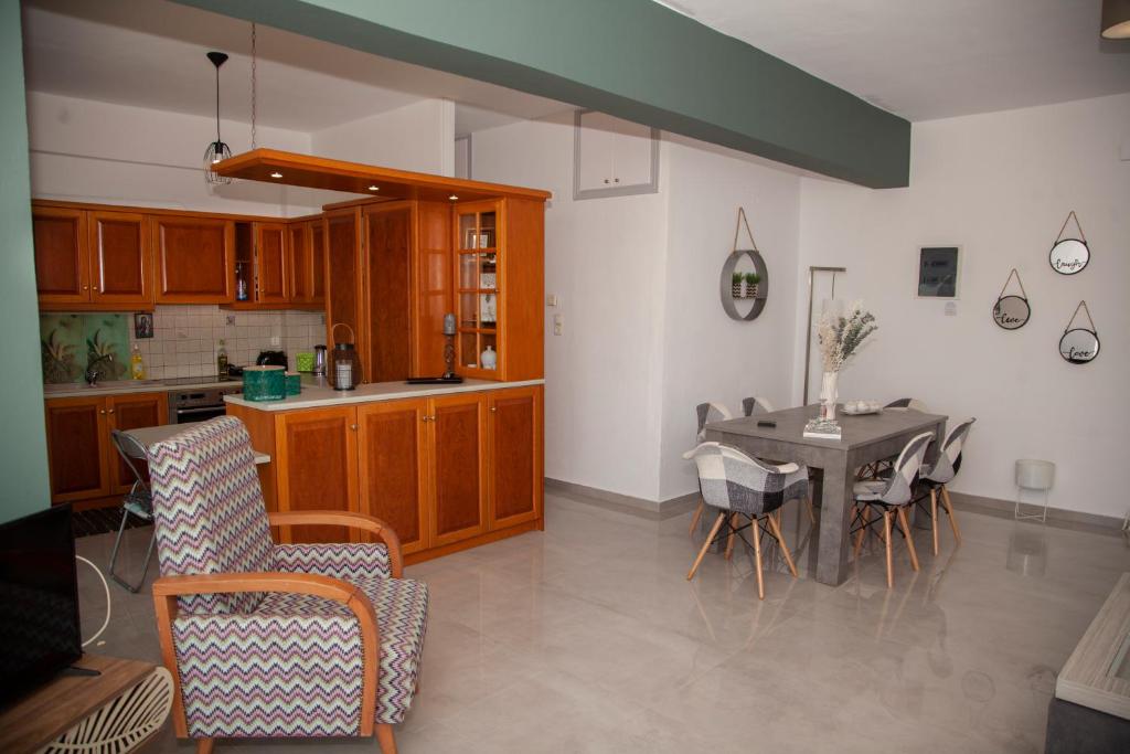 A kitchen or kitchenette at Meraki Beautiful apartment near the sea