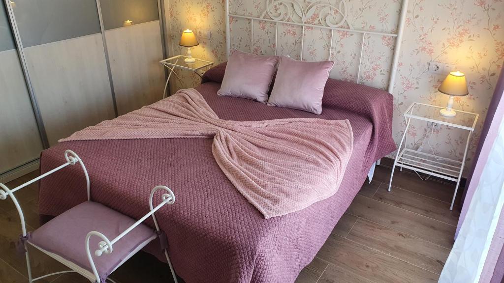 A bed or beds in a room at Amanece Monegrillo Apartamentos