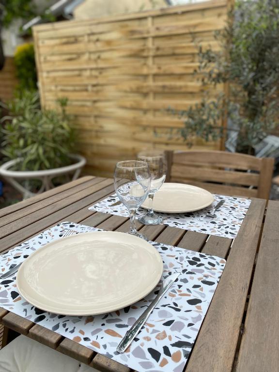 Fotografia z galérie ubytovania La Suite Dandy - Beau T2 -Terrasse, Parking gratuit, Climatisation v destinácii Bagnères-de-Bigorre