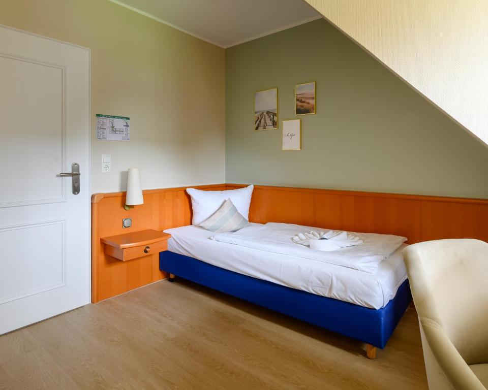 Postel nebo postele na pokoji v ubytování Nordsee-Hotel Arlau-Schleuse