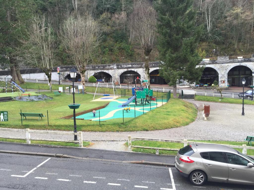 un parque con parque infantil con tobogán en appartement à la montagne, en Eaux-Bonnes
