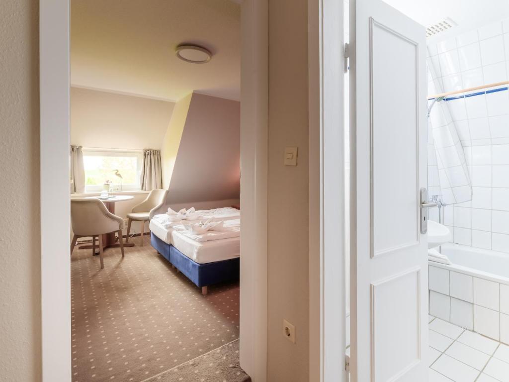 Postel nebo postele na pokoji v ubytování Nordsee-Hotel Arlau-Schleuse