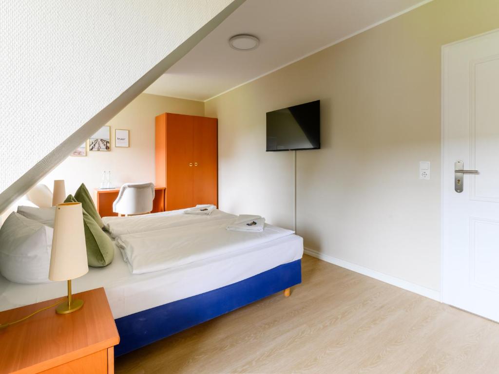Postel nebo postele na pokoji v ubytování Nordsee-Hotel Arlau-Schleuse