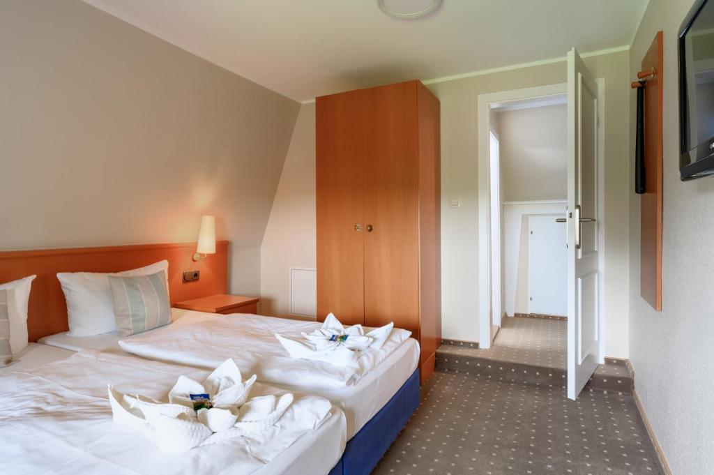 Postel nebo postele na pokoji v ubytování Nordsee-Hotel Arlau-Schleuse