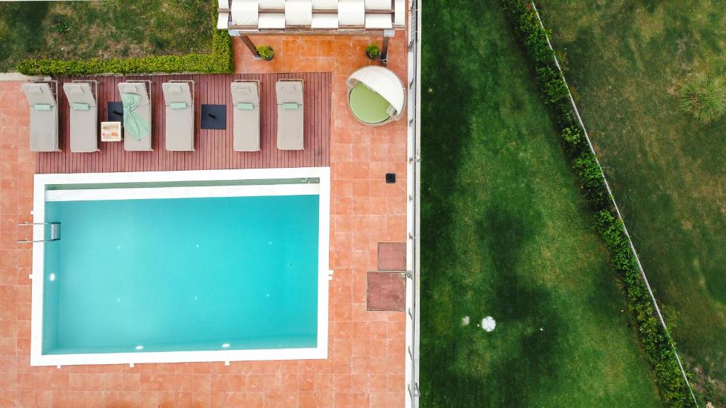 Бассейн в Aries Villas или поблизости