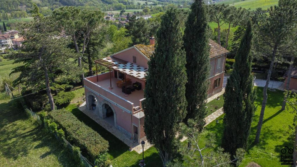 una vista aerea di una grande casa con alberi di NIDO DEL CODIROSSO a Ripe