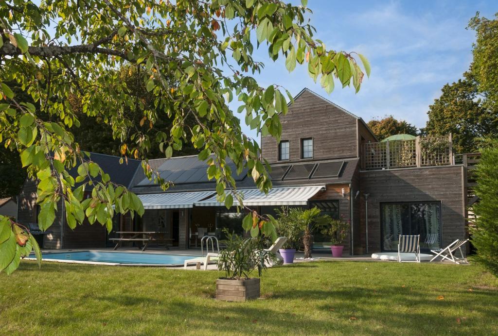 a house with a swimming pool in the yard at Le Lagon in Jargeau