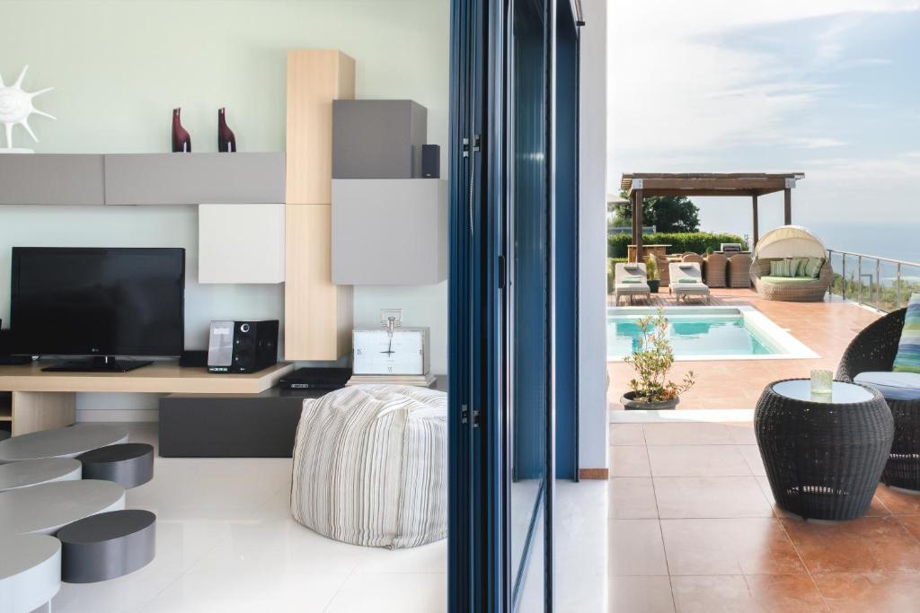 Телевизор и/или развлекательный центр в Aries Villas