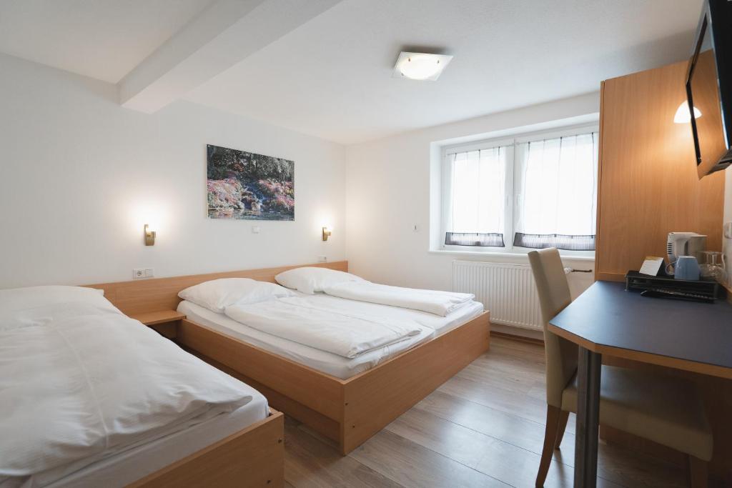 Postel nebo postele na pokoji v ubytování Park Hotel & Gästehaus Rust