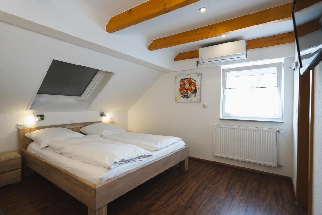 Postel nebo postele na pokoji v ubytování Park Hotel & Gästehaus Rust