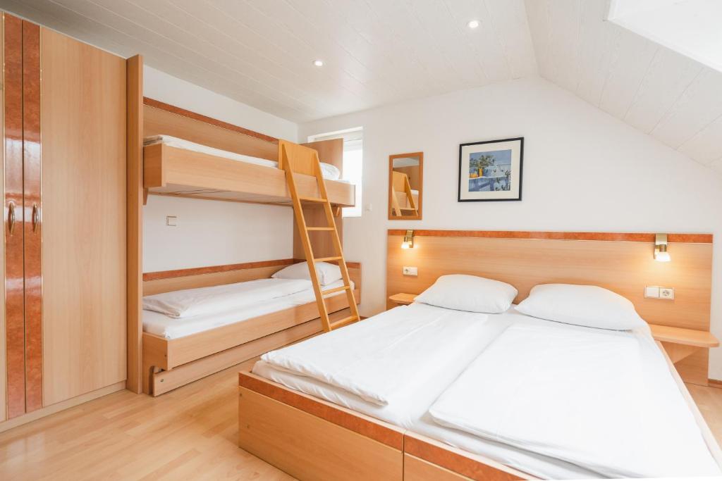 Postel nebo postele na pokoji v ubytování Park Hotel & Gästehaus Rust