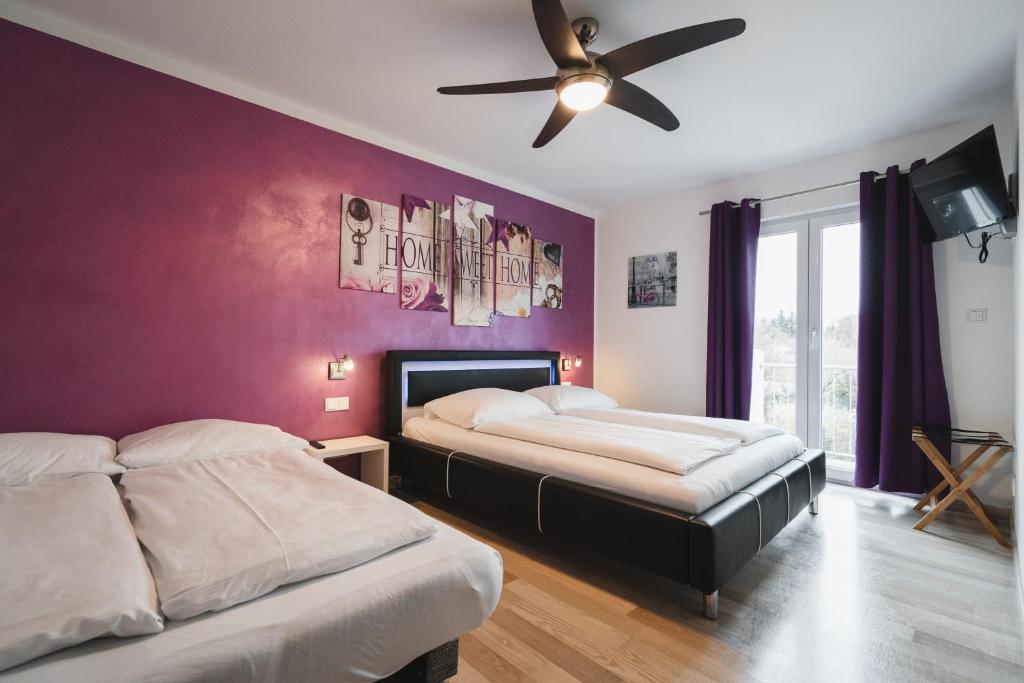 Postel nebo postele na pokoji v ubytování Park Hotel & Gästehaus Rust