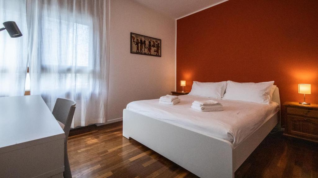 ein Schlafzimmer mit einem großen weißen Bett mit zwei Lampen in der Unterkunft Ermes di Colloredo 34 A in Udine