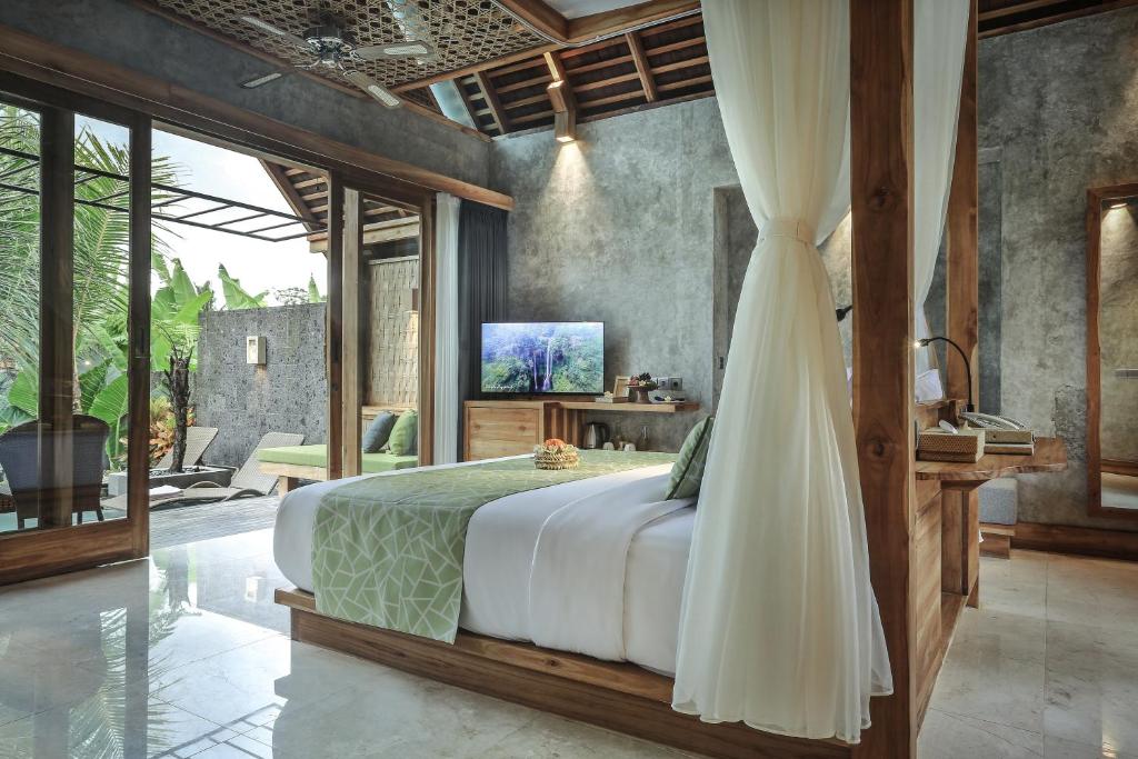 Телевизор и/или развлекательный центр в Wana Bucu Villas by Pramana Villas