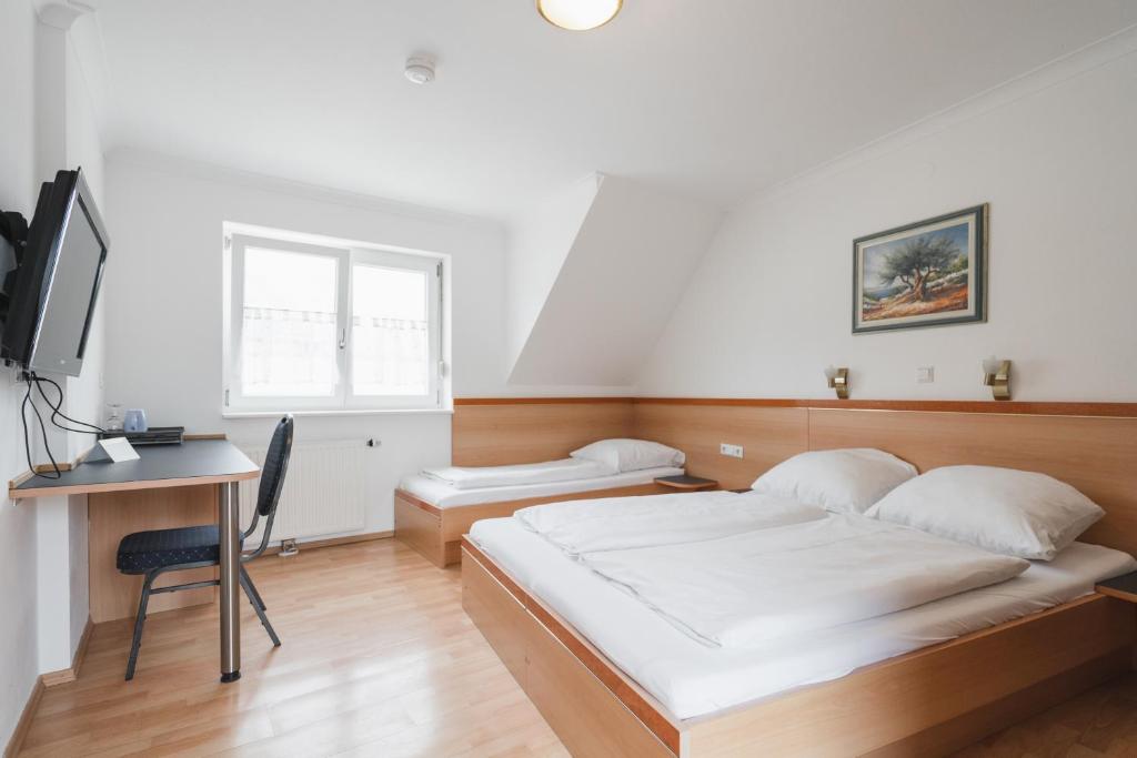 Postel nebo postele na pokoji v ubytování Park Hotel & Gästehaus Rust