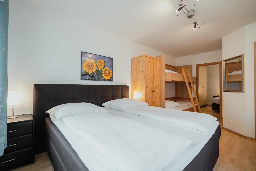 Postel nebo postele na pokoji v ubytování Park Hotel & Gästehaus Rust