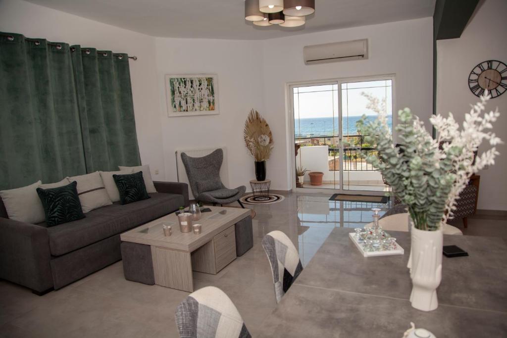 A seating area at Meraki Beautiful apartment near the sea