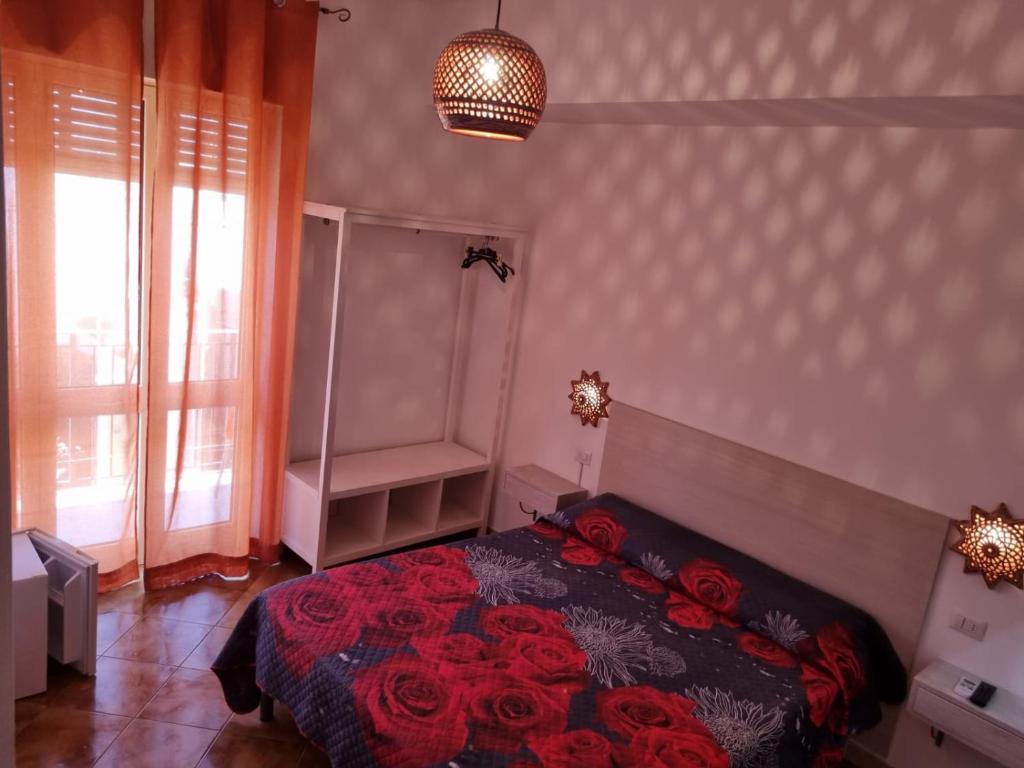 ein Schlafzimmer mit einem Bett mit roten Rosen darauf in der Unterkunft Controvento in Porto Cesareo