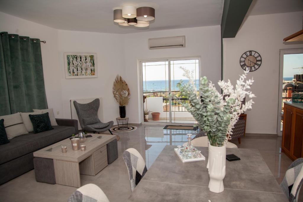A seating area at Meraki Beautiful apartment near the sea