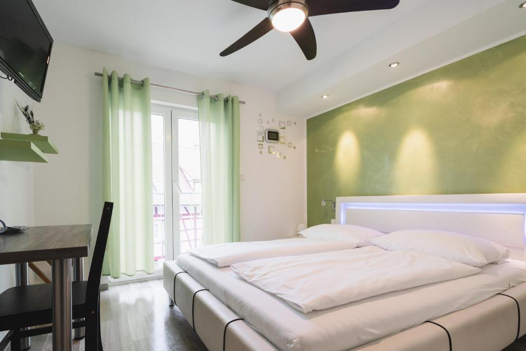 Postel nebo postele na pokoji v ubytování Park Hotel & Gästehaus Rust