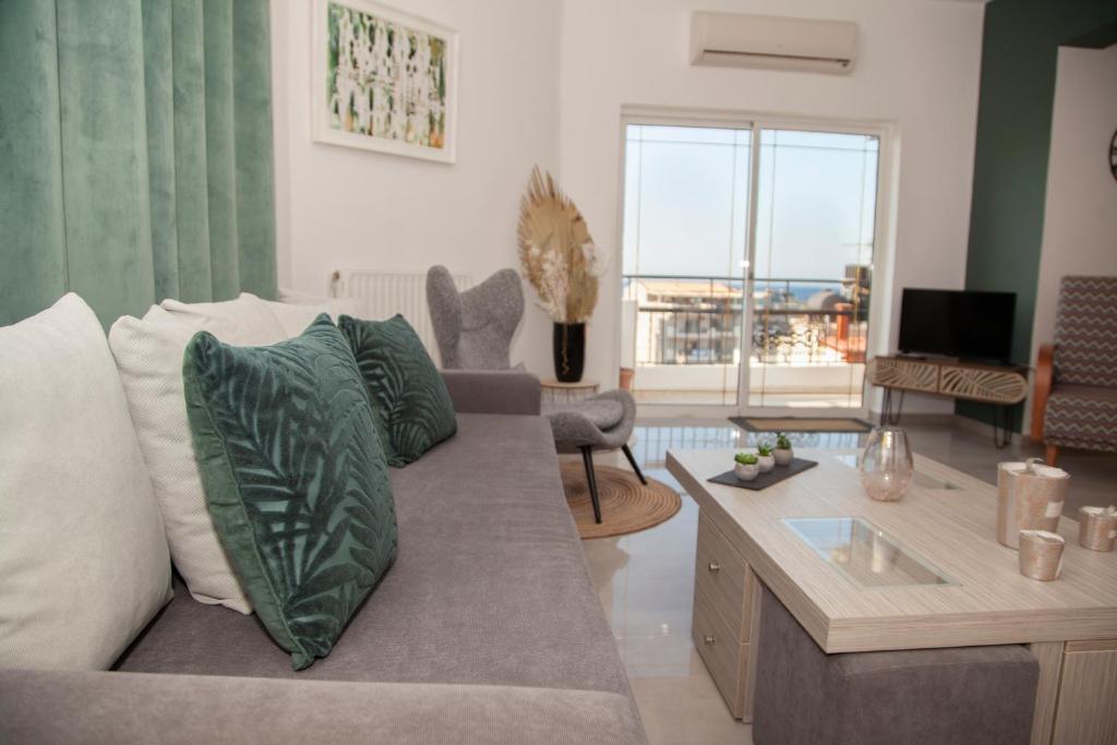 A seating area at Meraki Beautiful apartment near the sea
