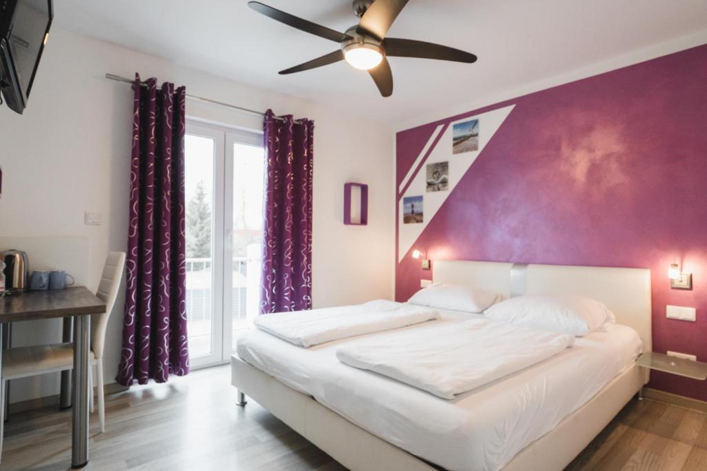 Postel nebo postele na pokoji v ubytování Park Hotel & Gästehaus Rust