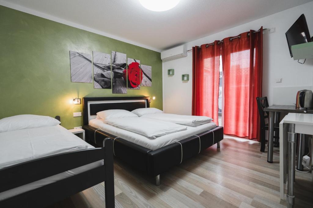 Postel nebo postele na pokoji v ubytování Park Hotel & Gästehaus Rust