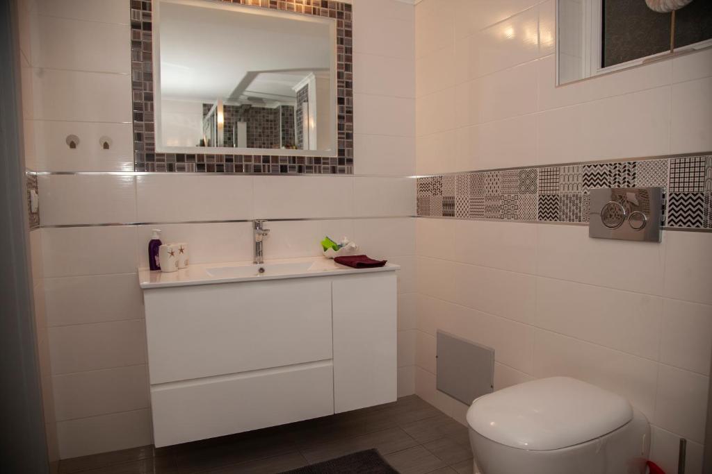 A bathroom at Meraki Beautiful apartment near the sea