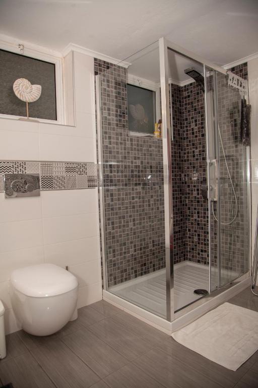 A bathroom at Meraki Beautiful apartment near the sea