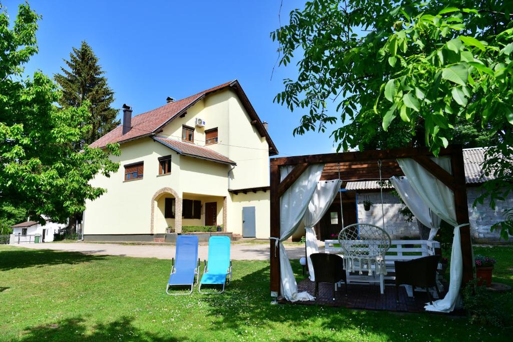 a group of chairs in front of a house at Studio Ivona in Rakovica